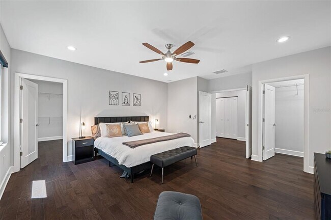 Building Photo - 902 W Plymouth St