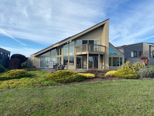 Building Photo - Stunning Home with Breathtaking Golf Cours...