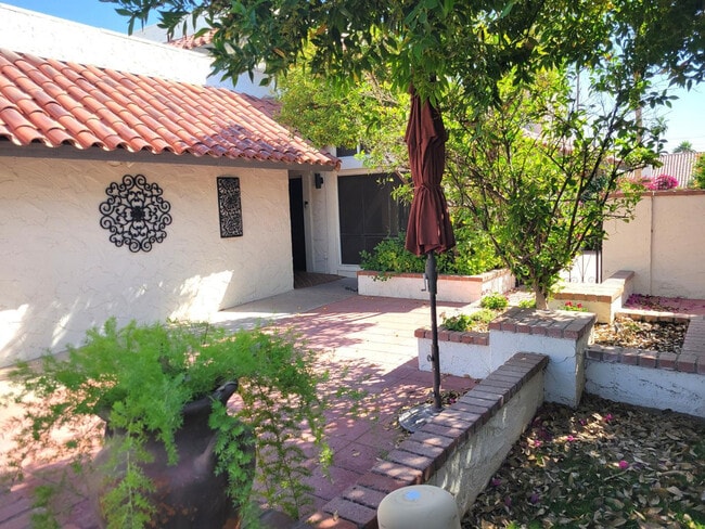 Building Photo - 5770 N Scottsdale Rd