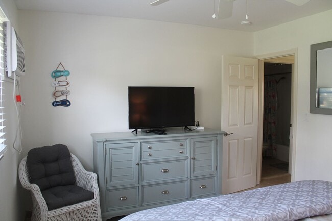 Building Photo - Trendy One Bedroom in Central Island Location - Available April 1-2026