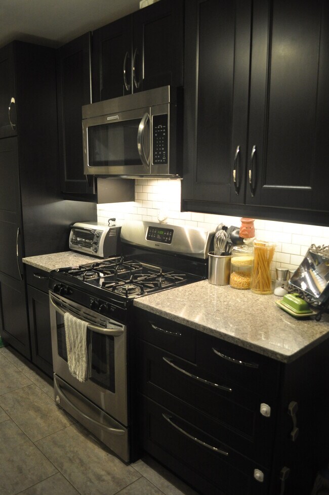 Building Photo - 107 S Iris St