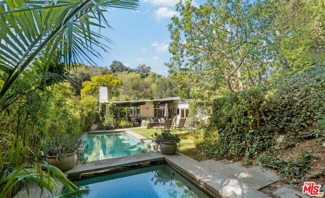 Building Photo - 2530 Hutton Dr