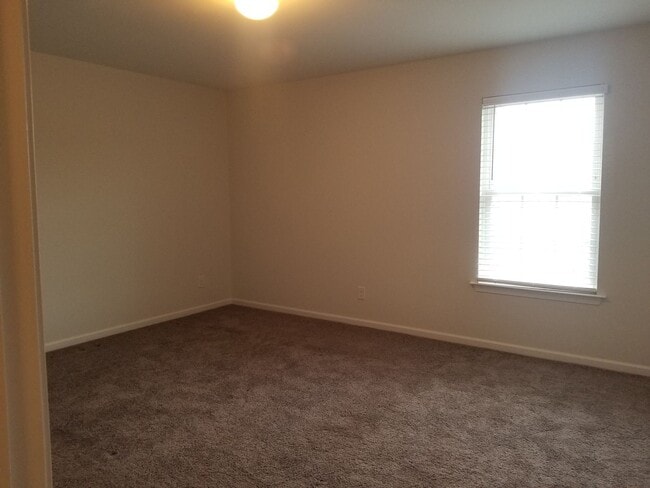 Building Photo - Tavern Grove Subdivision - End Unit Townhouse