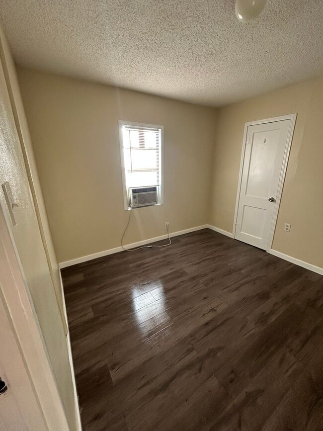 Building Photo - Remodeled  2 bedroom 1 bath