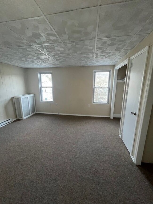 Building Photo - 4 bedroom 2 bathroom