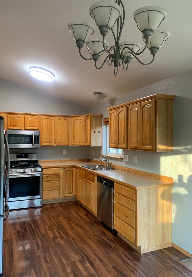 Building Photo - 3 bed/ 2 bath Ranch Style single family ho...