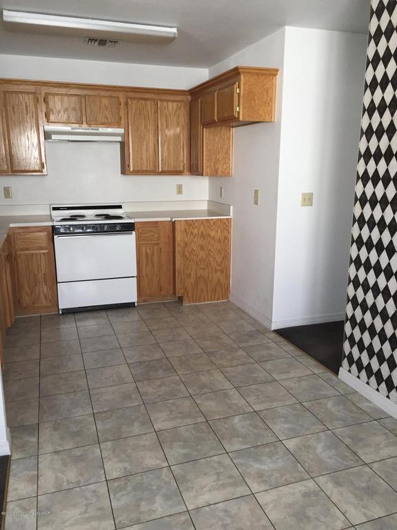 Nice kitchen with plenty of cabinet storage - 2704 9th Ave B