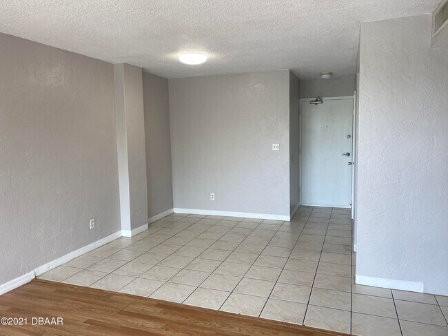 Building Photo - 732 N Halifax Ave