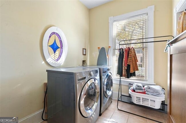 Building Photo - 1092 Oak St SW