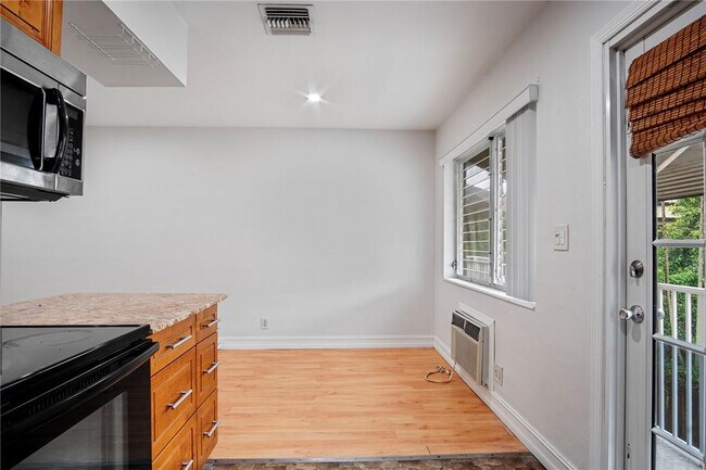 Building Photo - 2130 NE 42nd Ct
