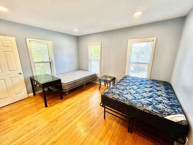 Building Photo - Varsity Management