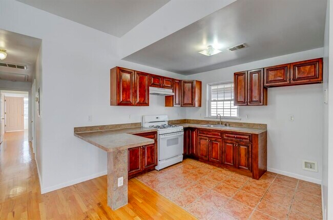 Building Photo - 30 E 41st St