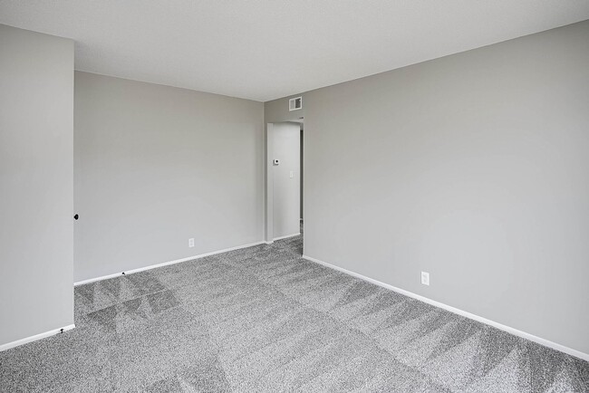 Building Photo - Ground Floor 1-Bedroom Apartment Near Down...