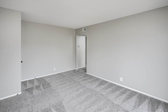 Building Photo - Ground-Floor 1-Bedroom with Walk-Out Patio
