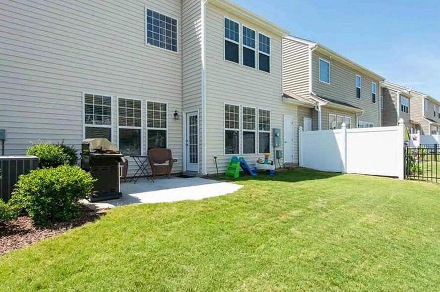 Fenced Backyard - 725 Garden Square Ln