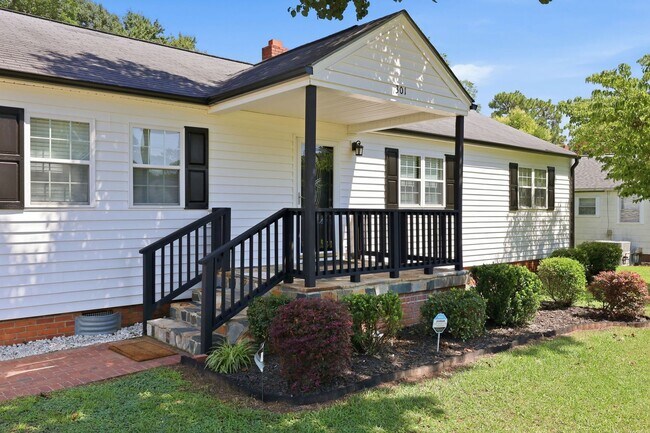 Building Photo - Modern Updates in this Classic 3bedroom/2.5 Bath Home in Erwin