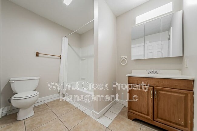 Building Photo - 870 S Main St