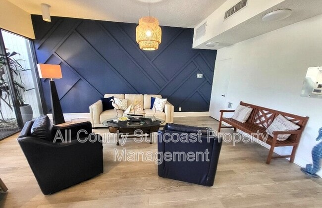 Building Photo - 7400 Sun Island Dr S