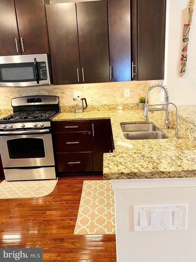 Building Photo - Beautiful Single Family home with Loft and Off Street Parking