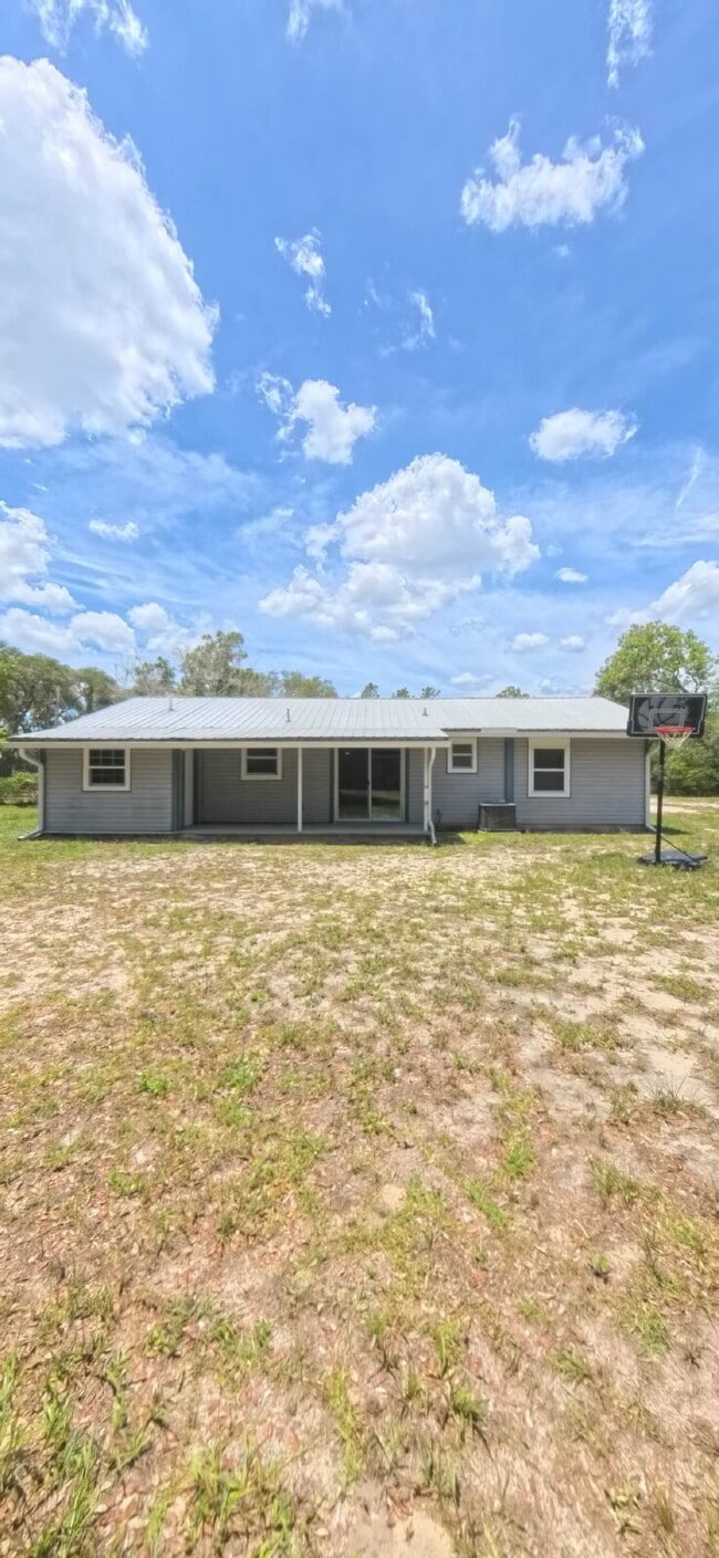 Building Photo - "Charming 3-Bed Oasis with 2 Full Baths in Keystone Heights – Spacious 1152 Sq Ft!"