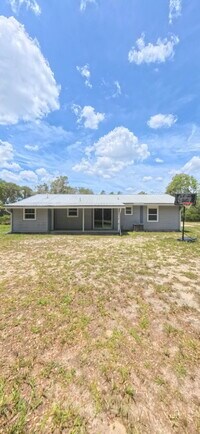 Building Photo - "Charming 3-Bed Oasis with 2 Full Baths in Keystone Heights – Spacious 1152 Sq Ft!"