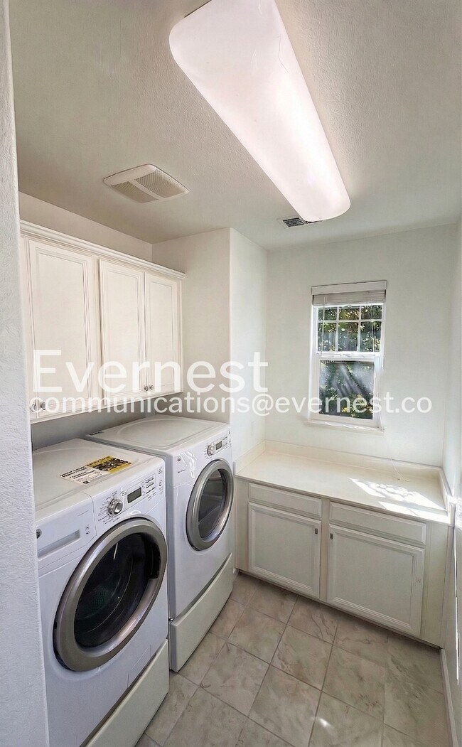 Building Photo - 3206 Vittoria Loop