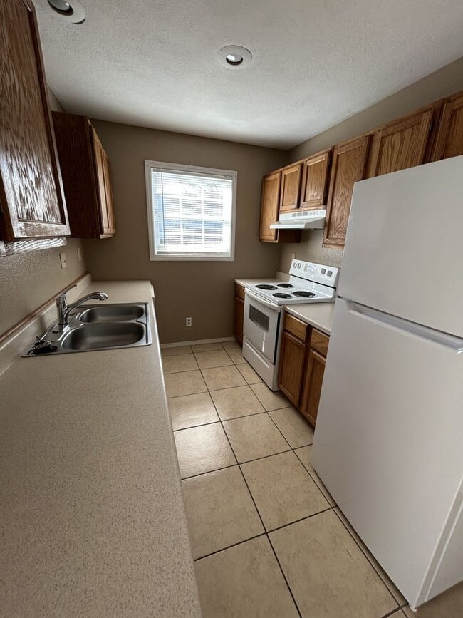 Building Photo - Very Nice 3BR/2BA Duplex on Dead End Street!