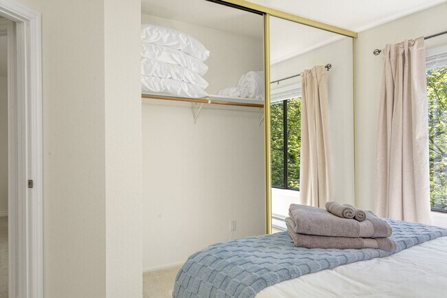 Building Photo - 1264 Bellevue Way NE