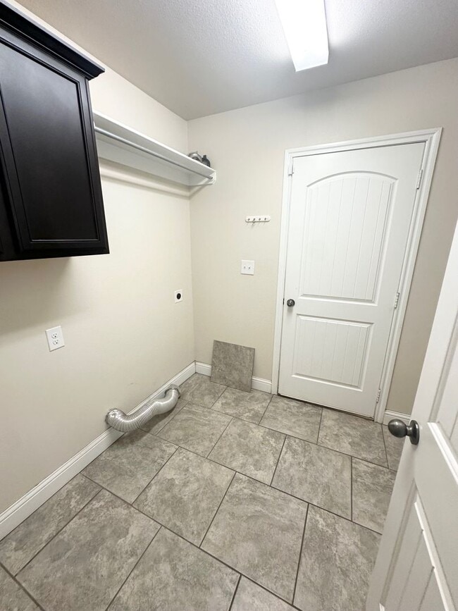 Building Photo - 4 Bed 2 Bath Ready to Rent ASAP!