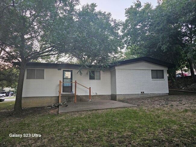 Building Photo - 4909 Sunset St