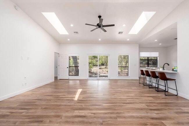 Building Photo - 908 S Manzanita Dr