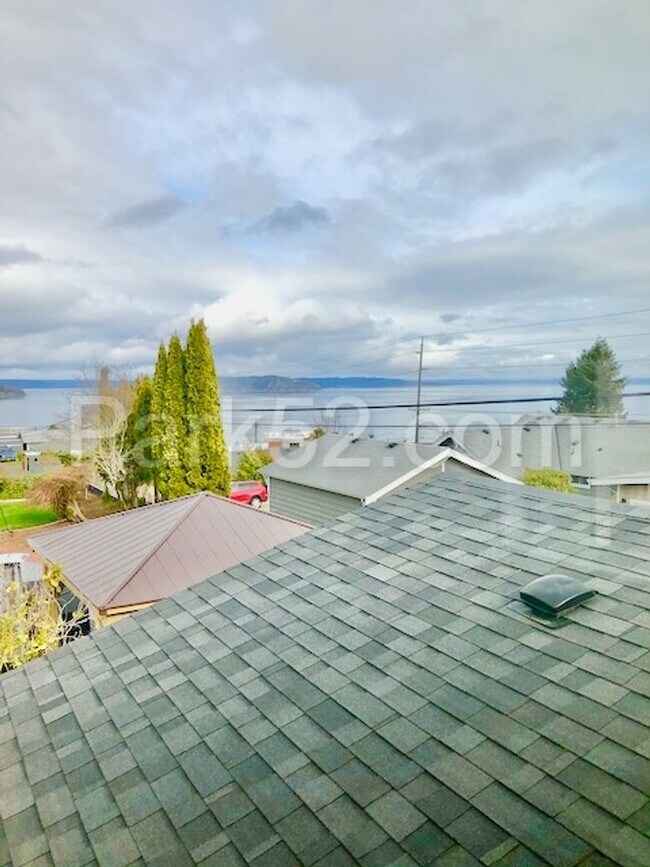 Building Photo - 3 Bedroom Single Family Home - Views!