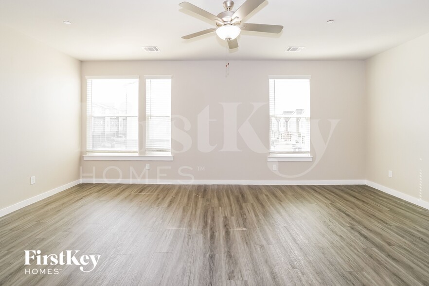 Building Photo - 309 N Centro Cir