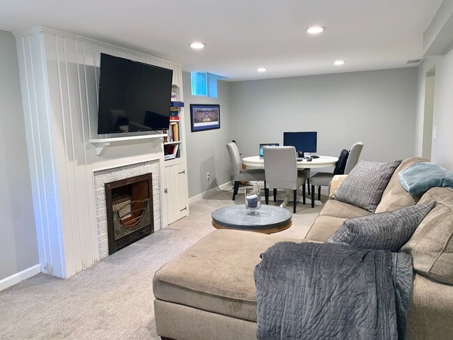 Building Photo - Fully remodeled Crown Heights BEAUTY!