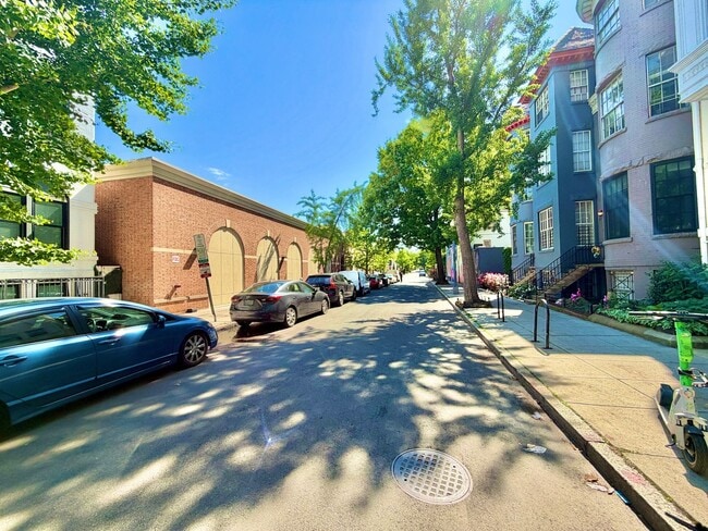 Building Photo - Dupont Prime Location Tree-Lined Corcoran St & 17th 1 bed 1 bath Condo UTILITIES INCLUDED.