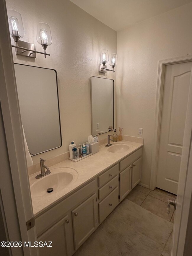Building Photo - 11101 N Tapestry Dr