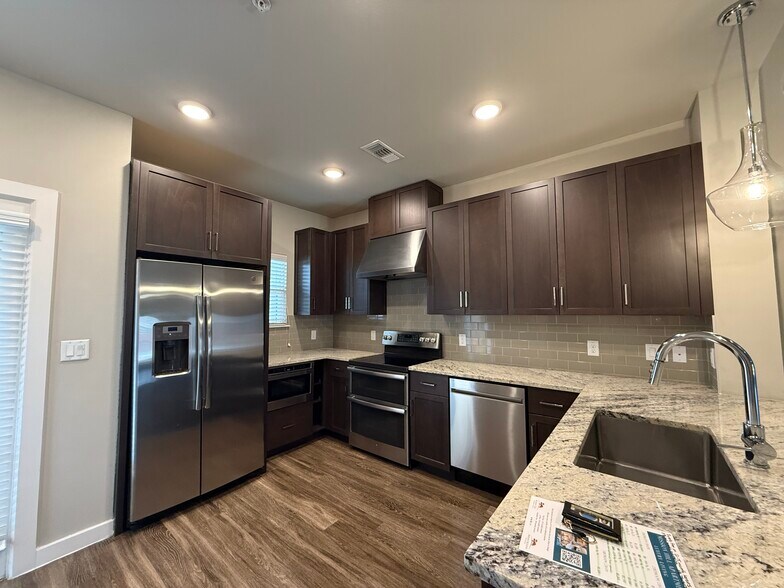Building Photo - 3144 Gorge Way