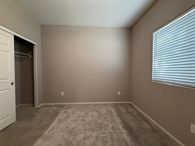 Building Photo - GATED 3 BED 3 BATH 2 CAR GARAGE TOWNHOUSE W/ BED AND BATH DOWNSTAIRS + LOFT & YARD. COMMUNITY FEA...