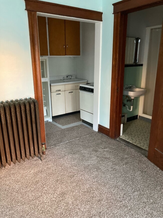 Kitchen+Refridge+oven - 2112 Wyoming St