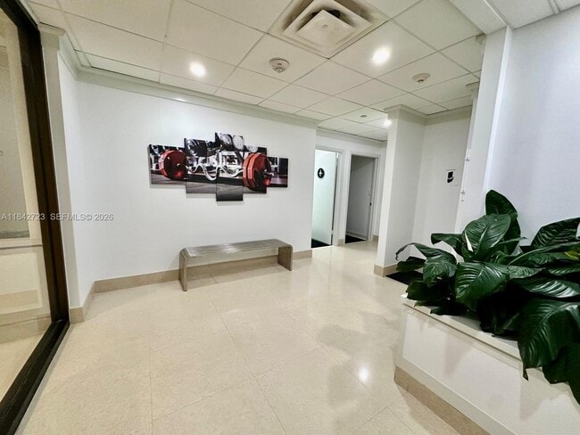 Building Photo - 2555 Collins Ave
