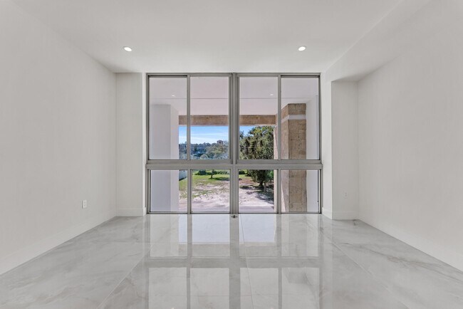 Building Photo - 485 E Royal Palm Rd