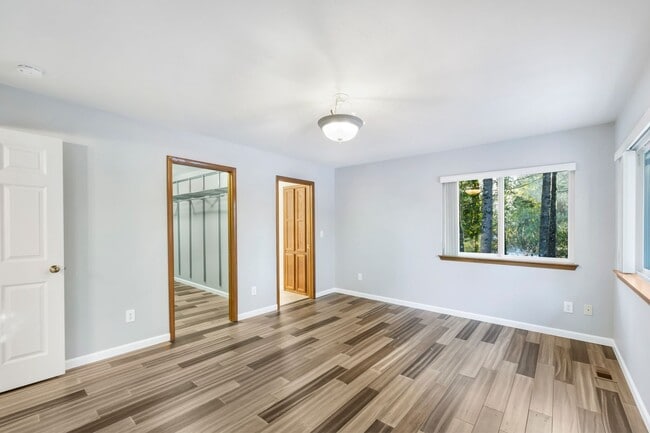 Building Photo - Immaculately maintained rambler in Sammamish with huge yard!!