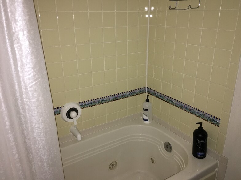 Building Photo - 2409 Manchester Rd