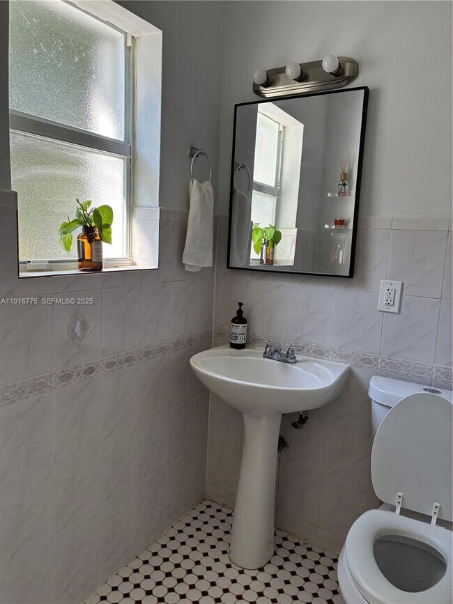 Building Photo - 750 NE 86th St