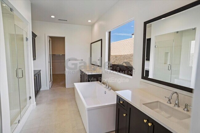 Building Photo - 30000 N Camino los Robles