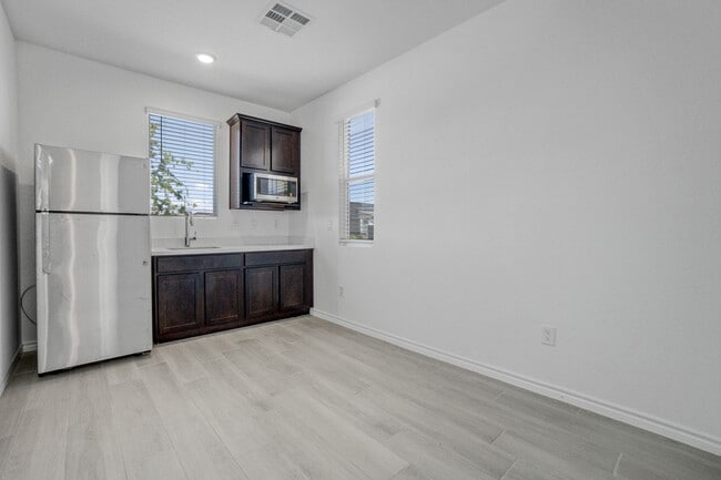 Building Photo - MULTI-GENERATIONAL New Build Home with En Suite In Skye Canyon!