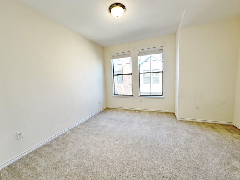 Building Photo - 1206 Emerald Glen