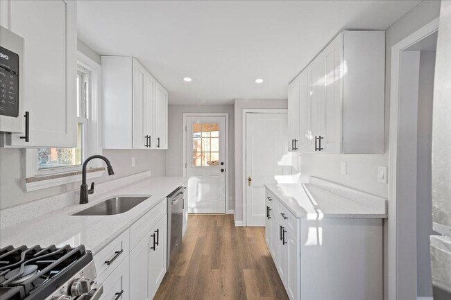 Building Photo - 3 Bedroom, 1 Bathroom Rental in Avalon