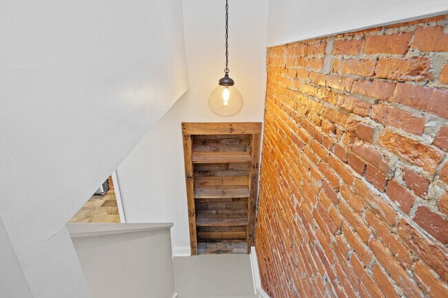 Building Photo - 246 E Thompson St