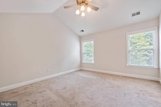 Building Photo - 805 Thicket Ct